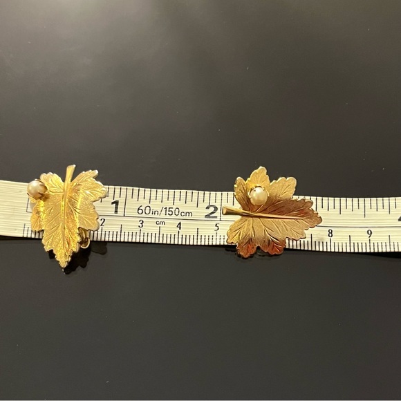 Sarah Coventry Vintage Leaf Faux Pearl Gold Tone Clip On Earrings - Picture 9 of 12